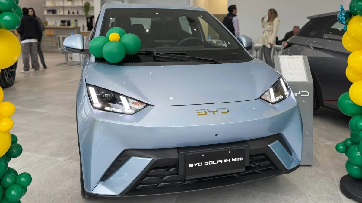 BYD Dolphin Mini na linha 2026 na cor Glacial Blue, dentro da concessionária, estático