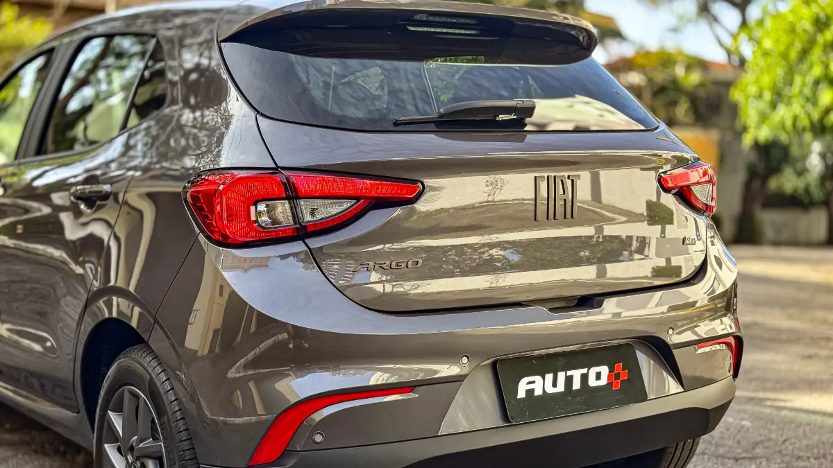 Fiat Argo estático na cor cinza