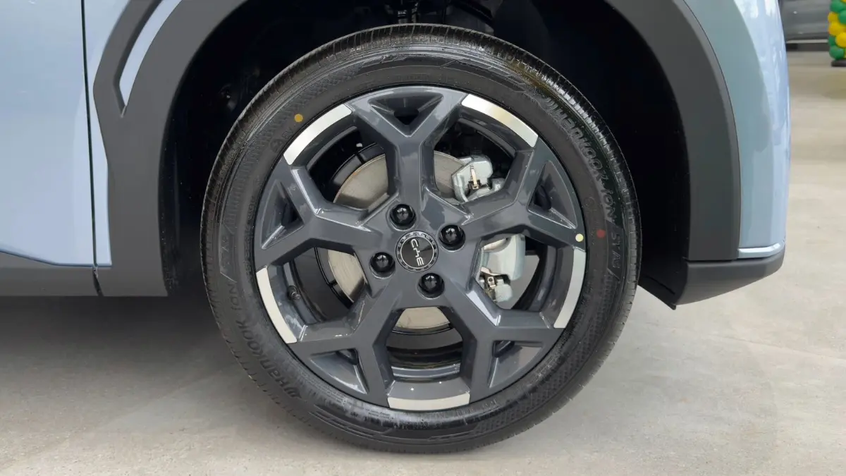 BYD Dolphin Mini na linha 2026 na cor Glacial Blue, dentro da concessionária, estático