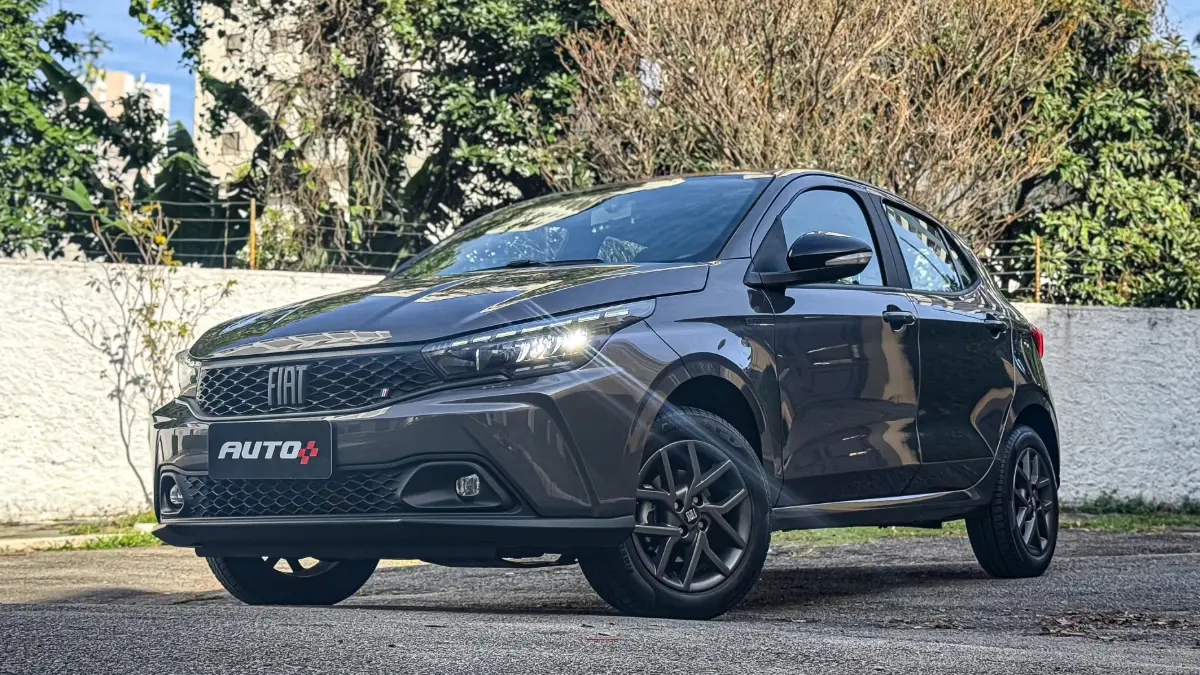 Fiat Argo estático na cor cinza