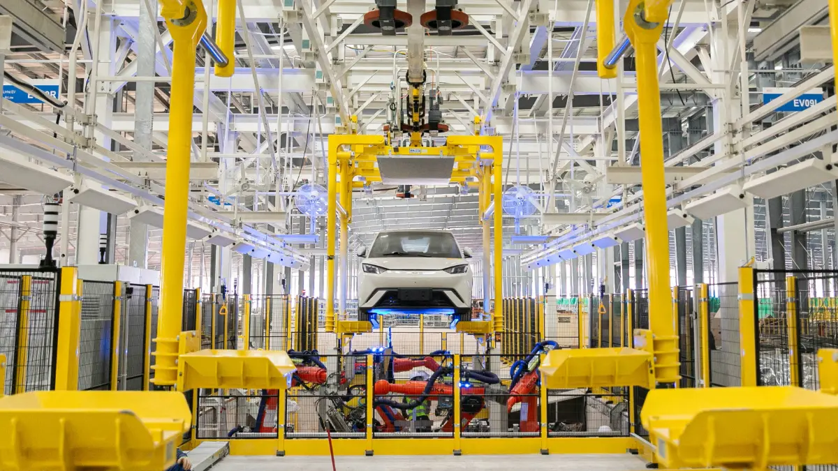 Linha de montagem da BYD em Camaçari (BA) com Dolphin Mini branco