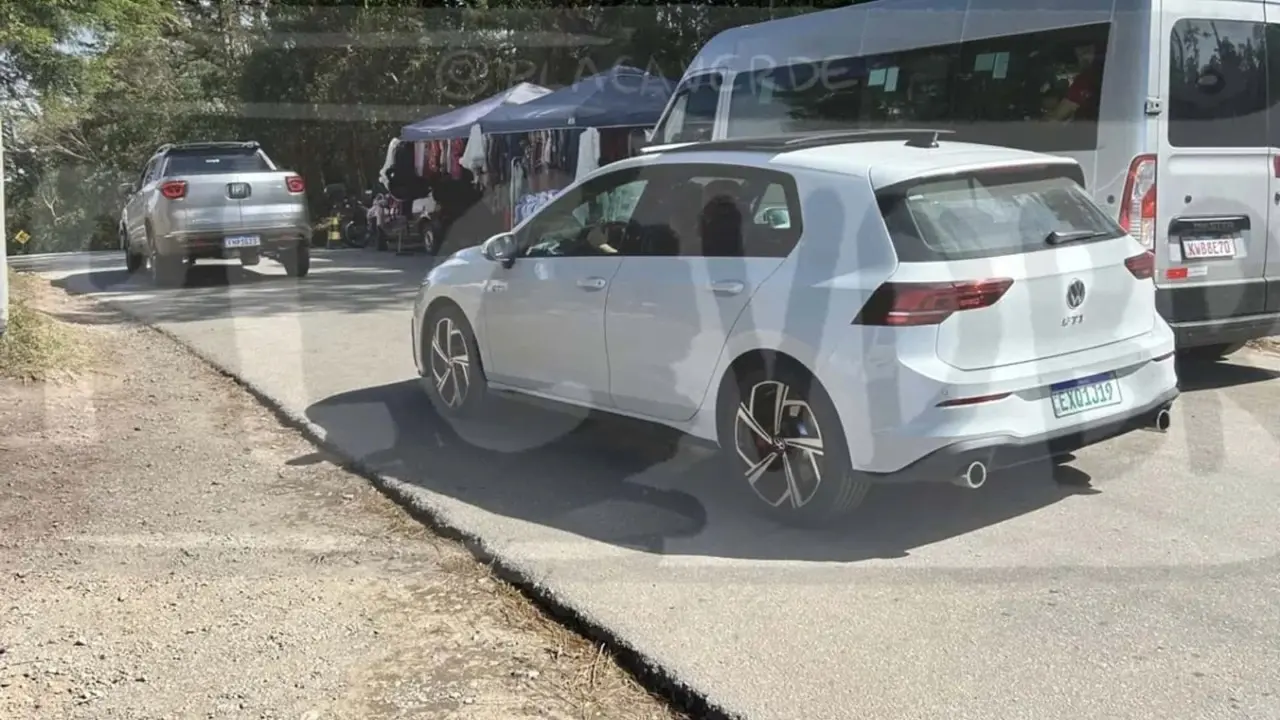 Volkswagen Golf GTI branco de traseira em Campos do Jordão em teste