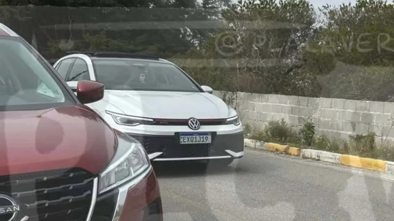 Volkswagen Golf GTI branco de frente em Campos do Jordão em teste