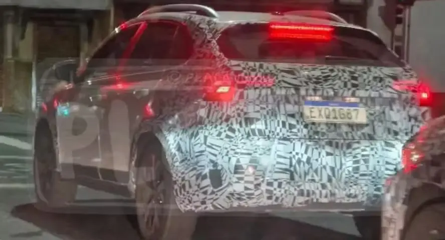 Volkswagen Nivus camuflado de traseira em teste do sistema híbrido 