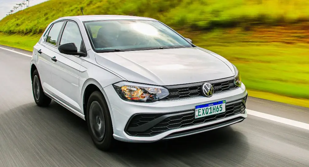 Volkswagen Polo Track branco em movimento na estrada