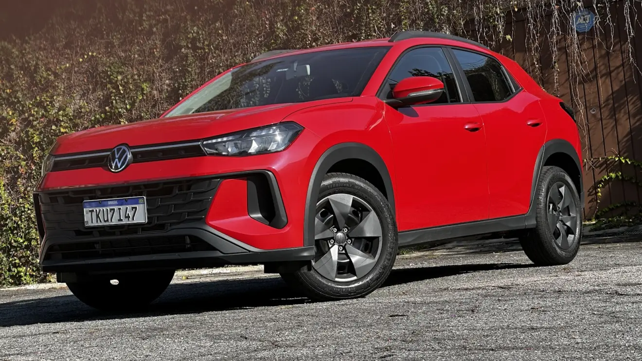 Volkswagen Tera 170 TSI vermelho de frente visto de baixo