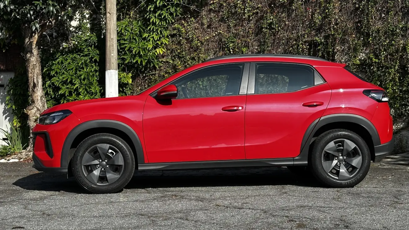 Volkswagen Tera 170 TSI vermelho parado de lateral com muro ao fundo