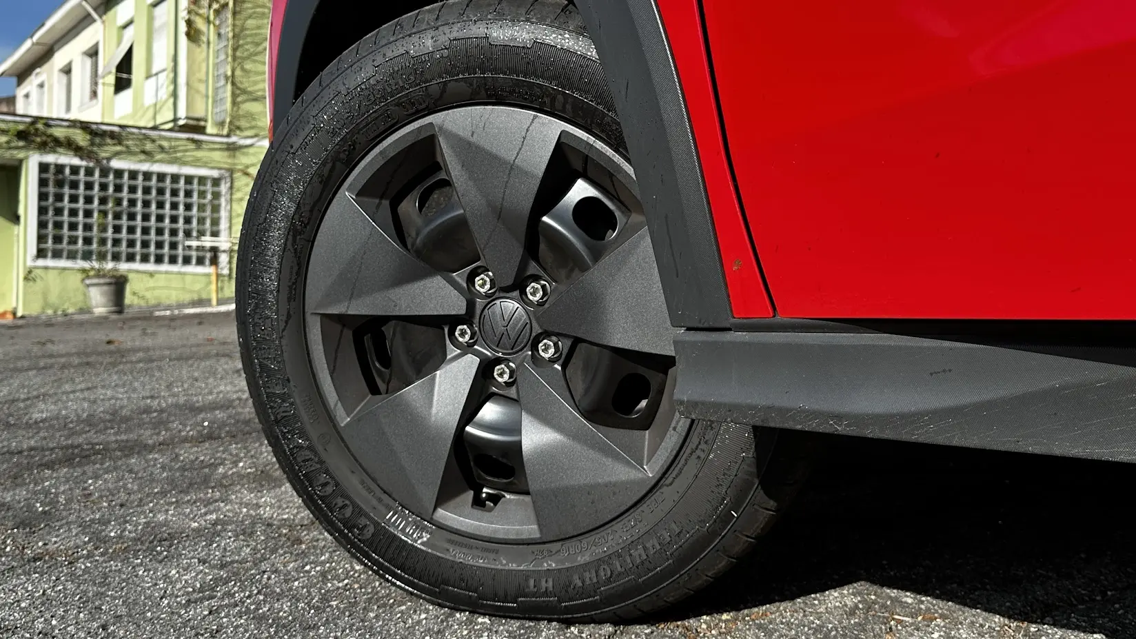 Roda de ferro com calota do Volkswagen Tera 170 TSI