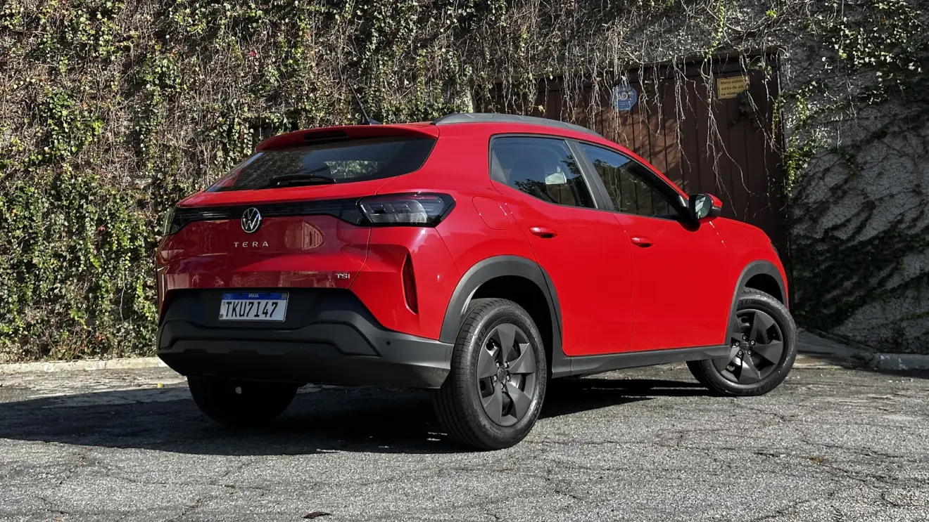 Volkswagen Tera 170 TSI vermelho parado de traseira com muro ao fundo
