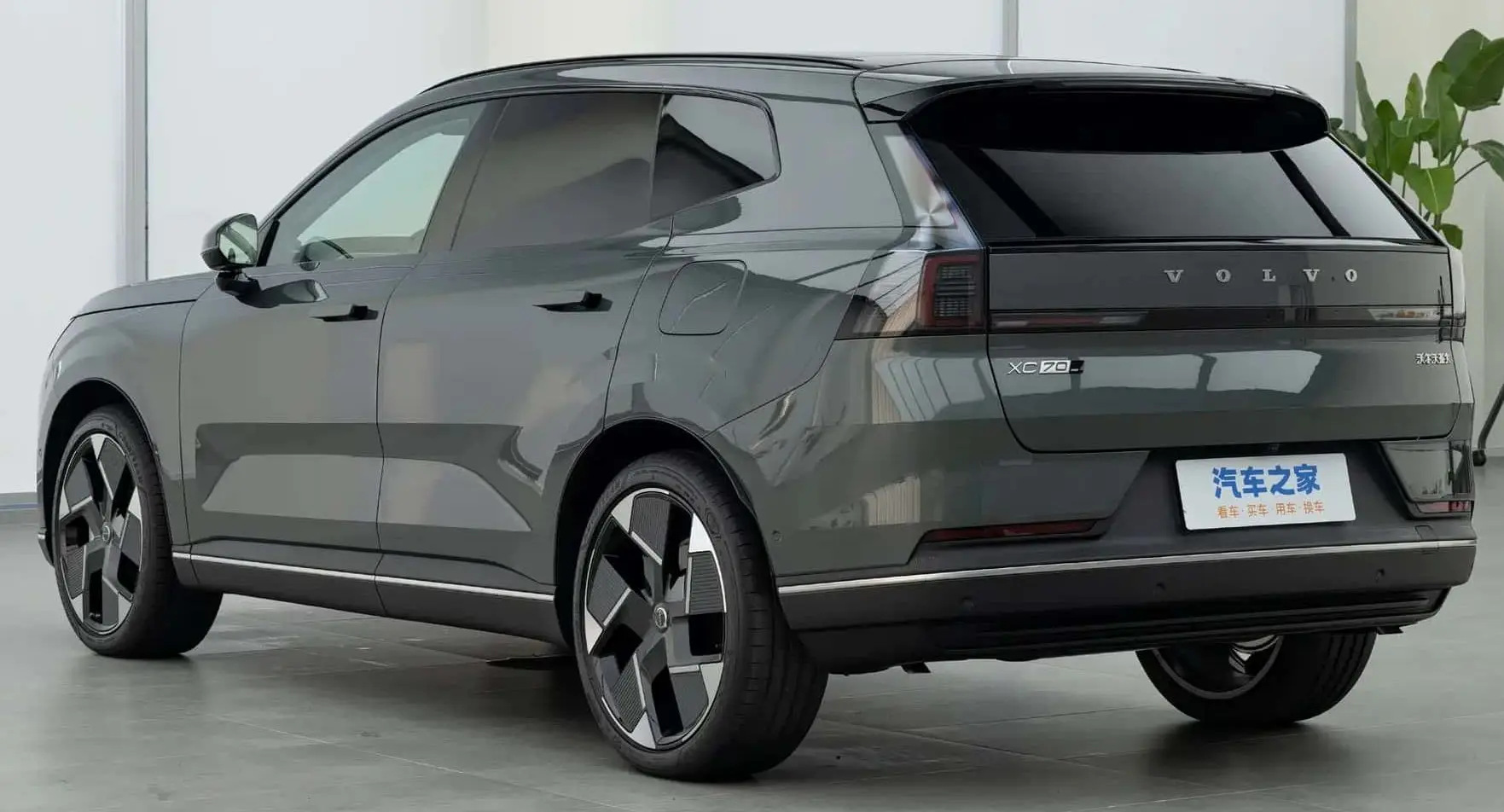 Volvo XC70 PHEV cinza parado de traseira na concessionária