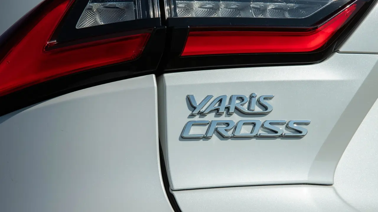 Emblema escirto Yaris Cross em um Toyota branco