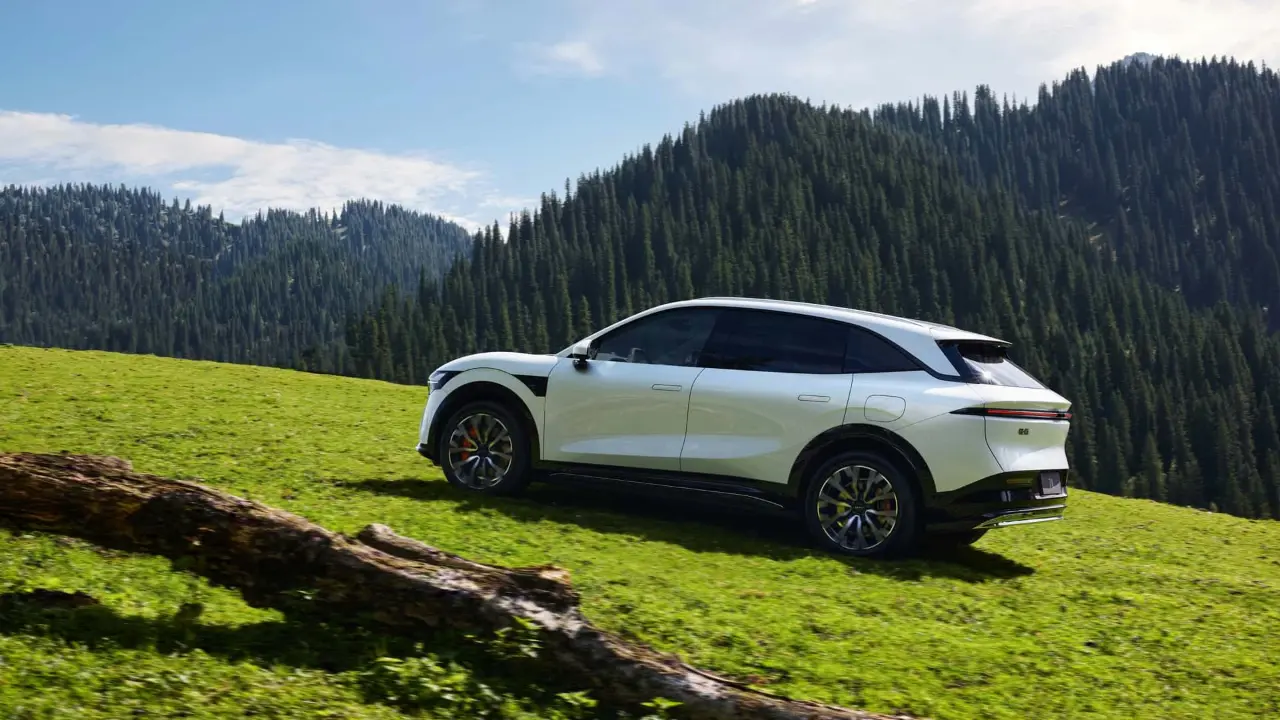 Zeekr 7X Flagship AWD branco em movimento em gramado