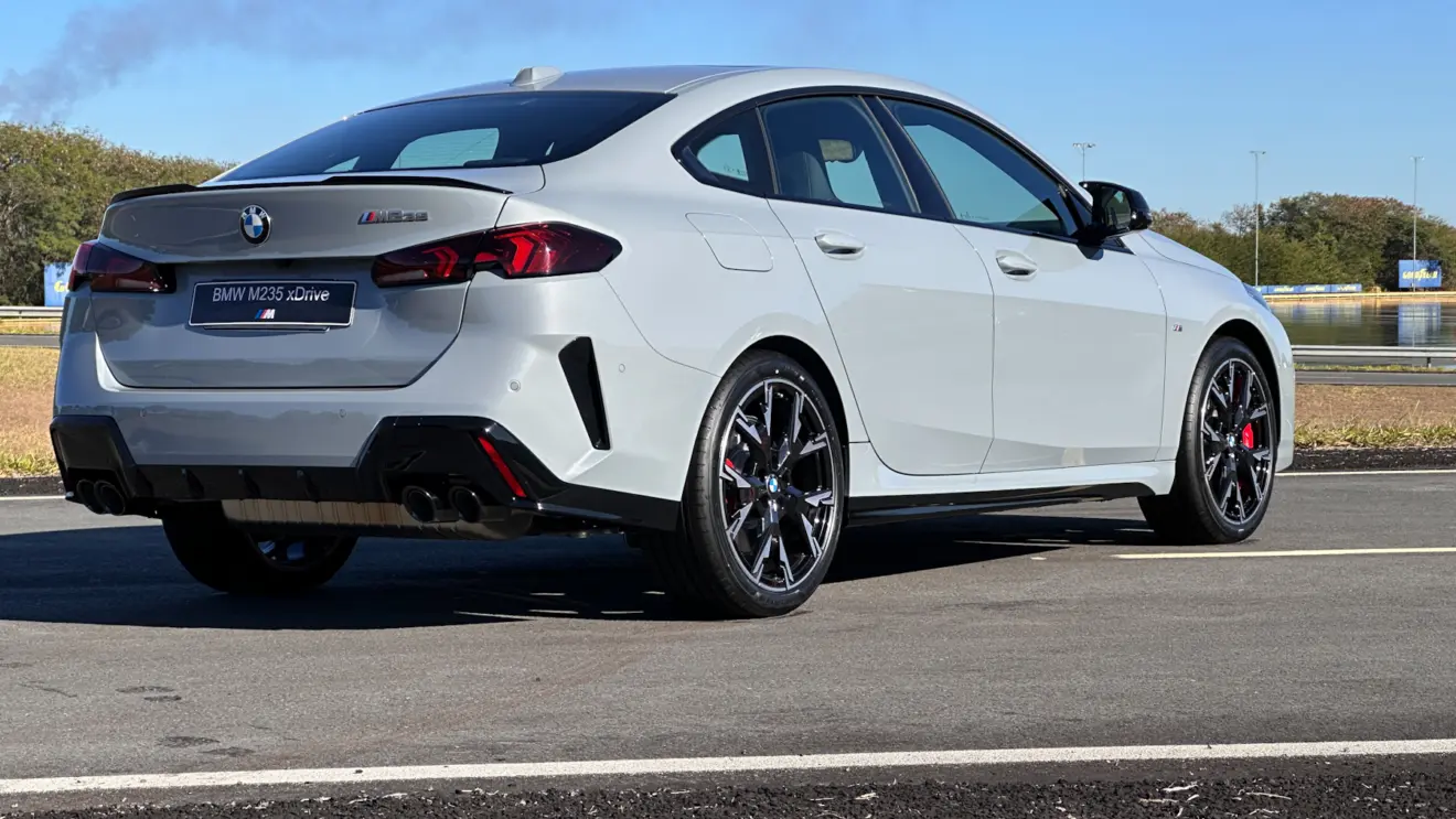 BMW M235 xDrive de traseira