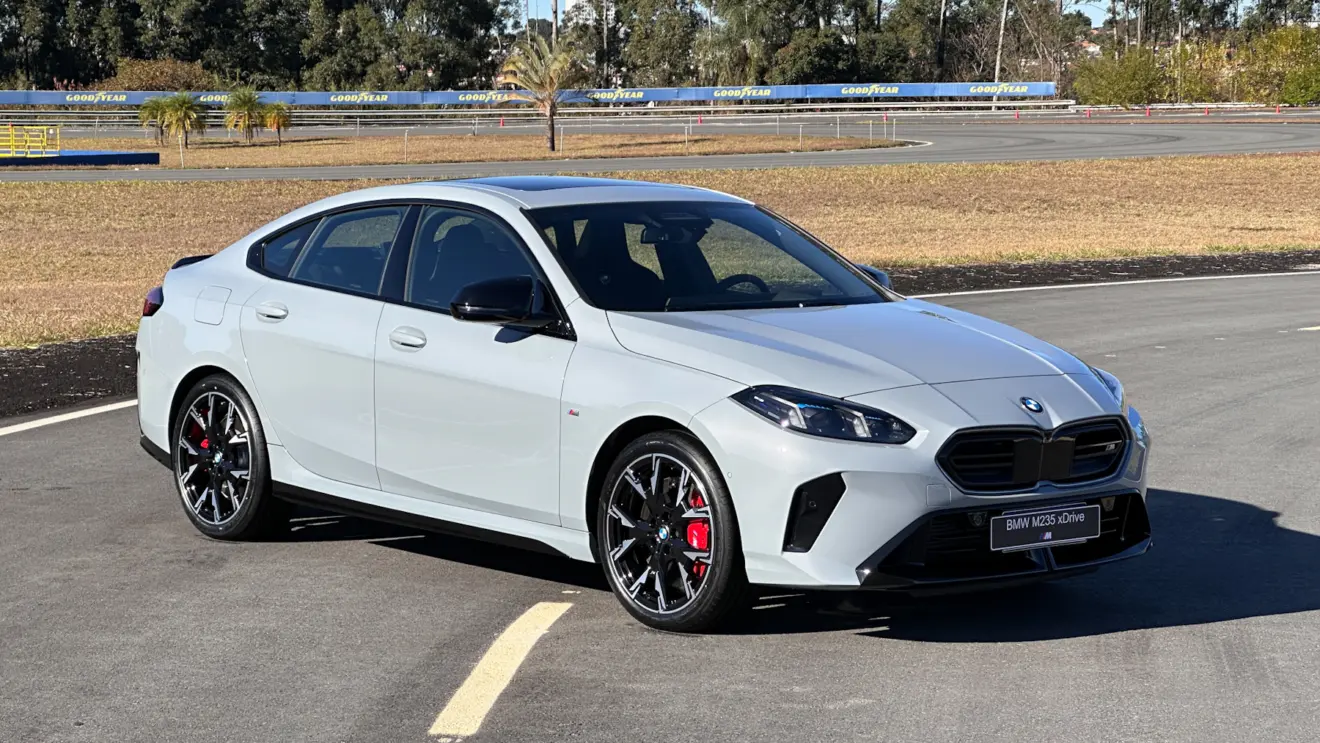 BMW M235 xDrive cinza de frente