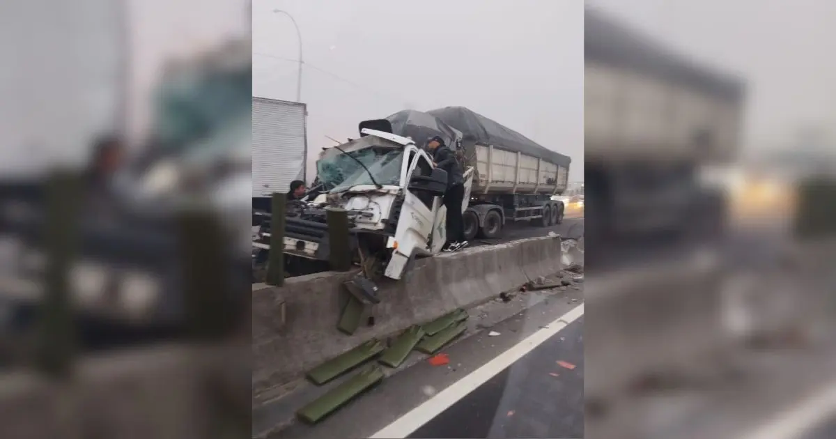Caminhão destruído após engavetamento na BR-101