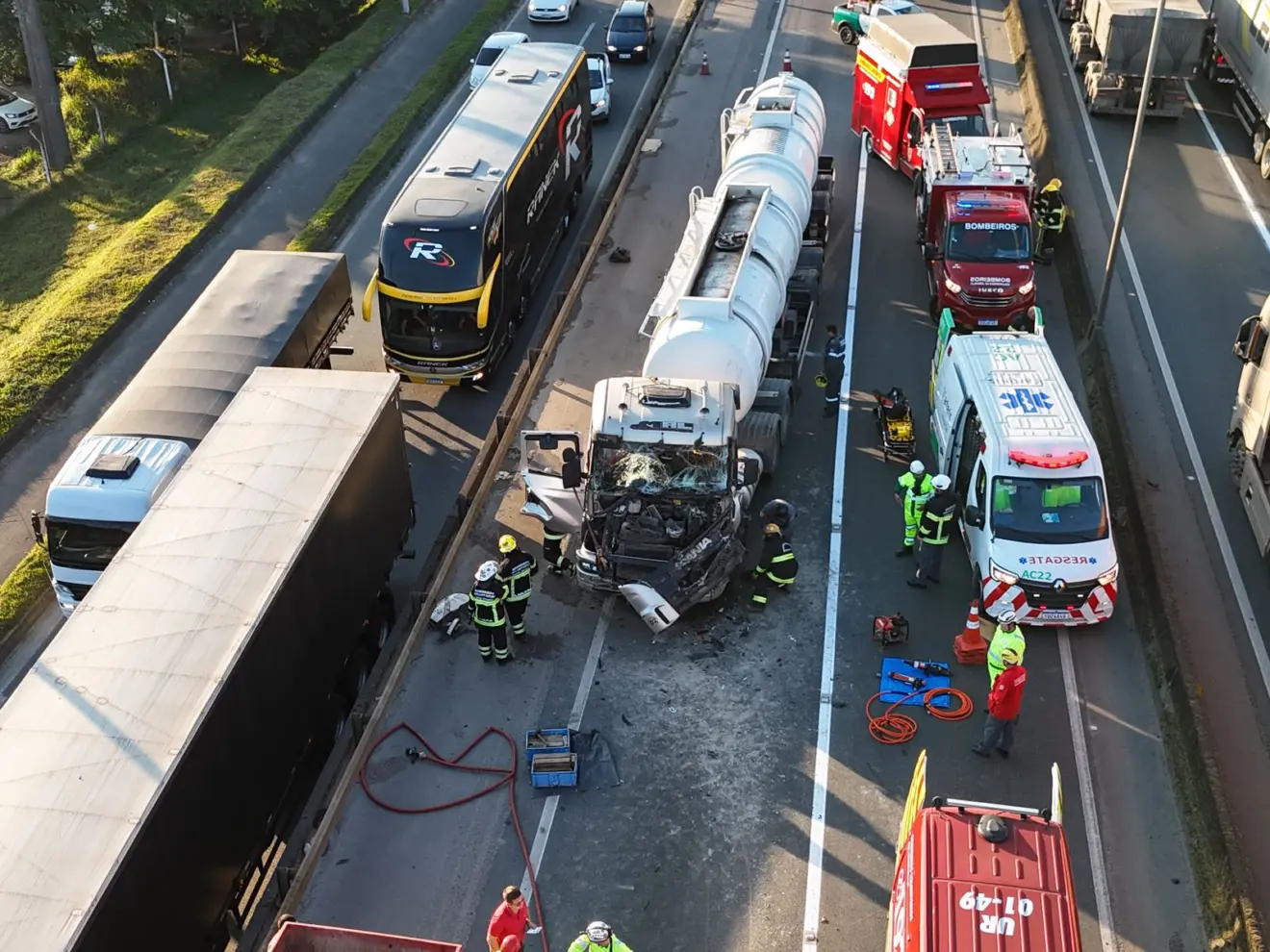 Caminhão destruído após acidente na BR-101