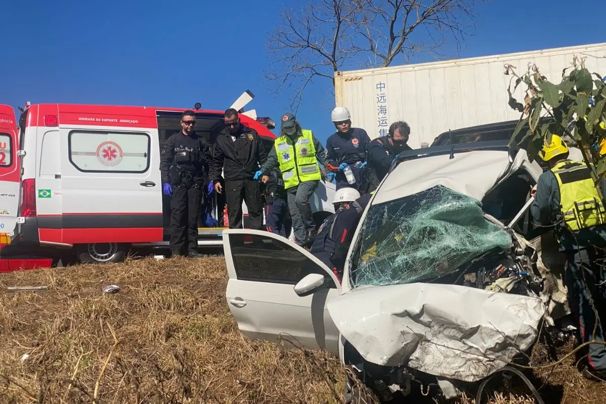 Carro branco destruído após acidente na BR-282