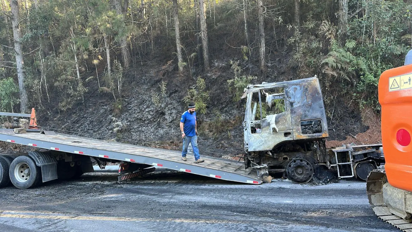 Carreta destruída após incêndio na BR-282