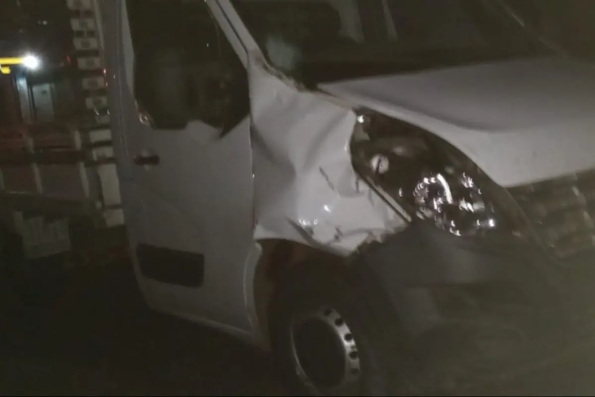 Renault Master caminhão branco amassado após atropelamento
