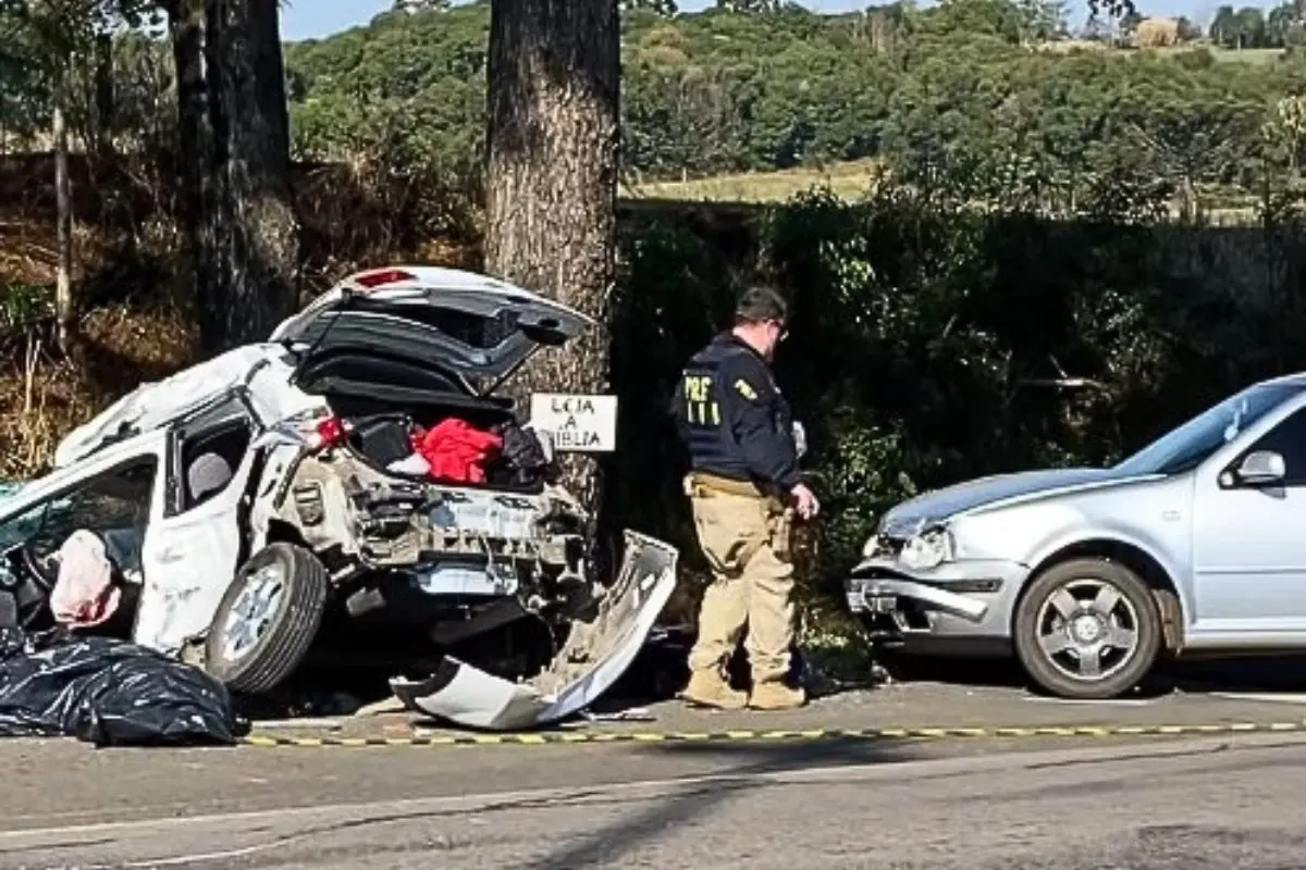 Carros destruídos após acidente na BR-470