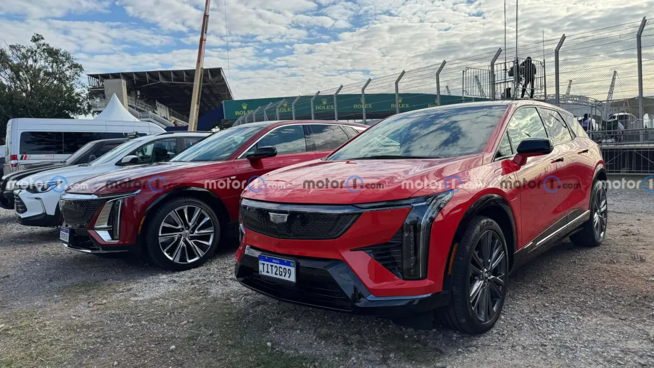 SUVs Optiq e Lyric da Cadillac avermelhados e vistos de frente