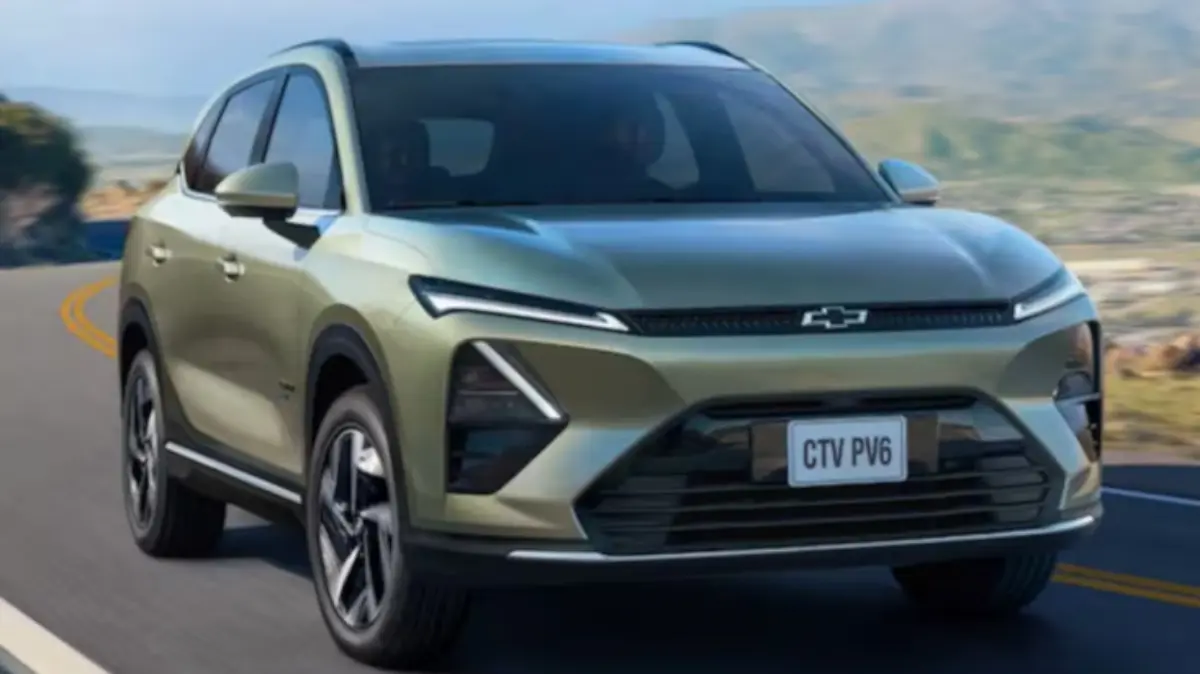 Chevrolet Captiva PHEV cinza com DRL's acesos e visto de frente