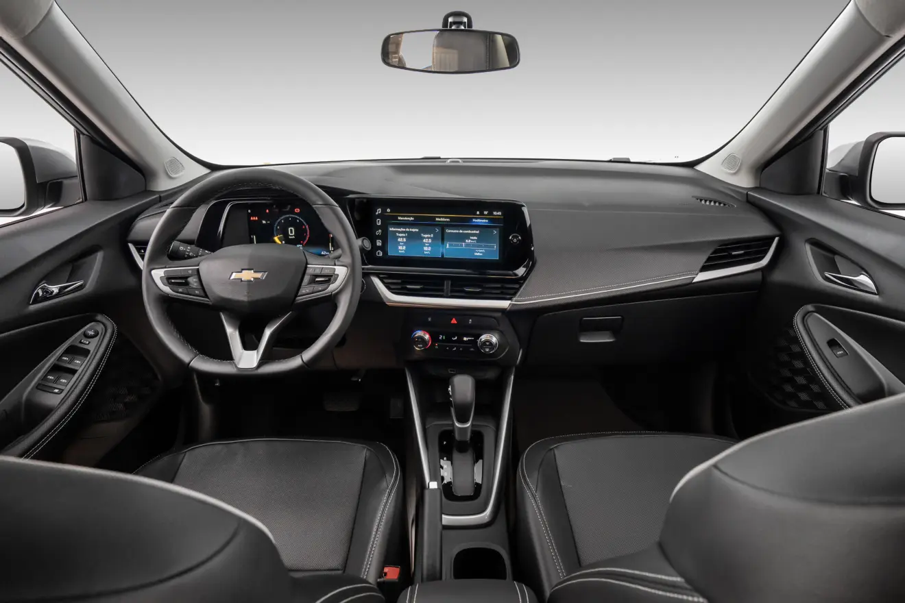 Interior da Chevrolet Montana 2026 com telas ligadas