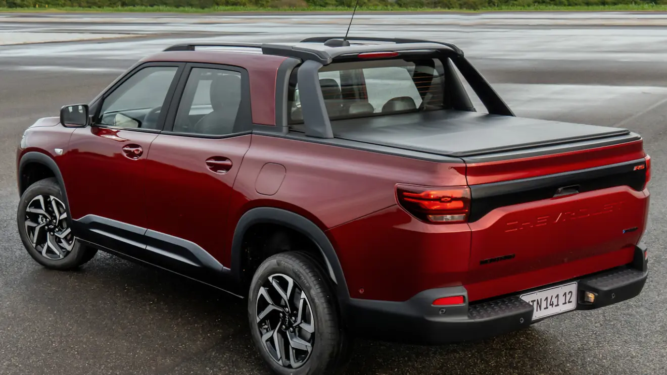 Chevrolet Montana RS 2-26 vermelha vista de trás