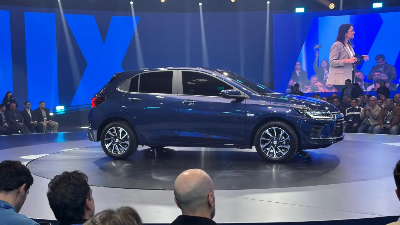 Chevrolet Onix 2026 azul visto de lado