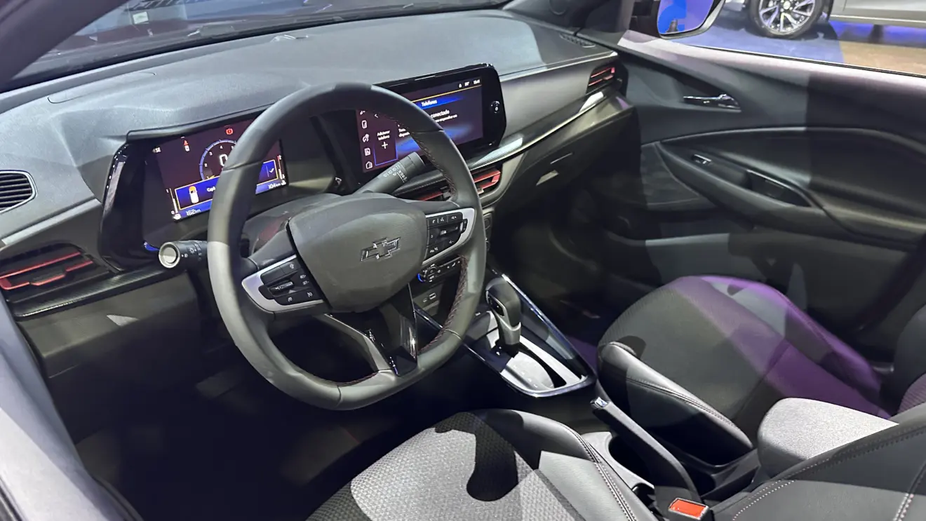 Interior dianteiro dos Chevrolet Onix 2026 com telas ligadas