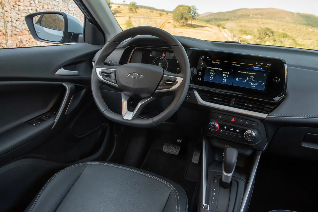 Interior com telas ligadas do Chevrolet Tracker 100 Anos