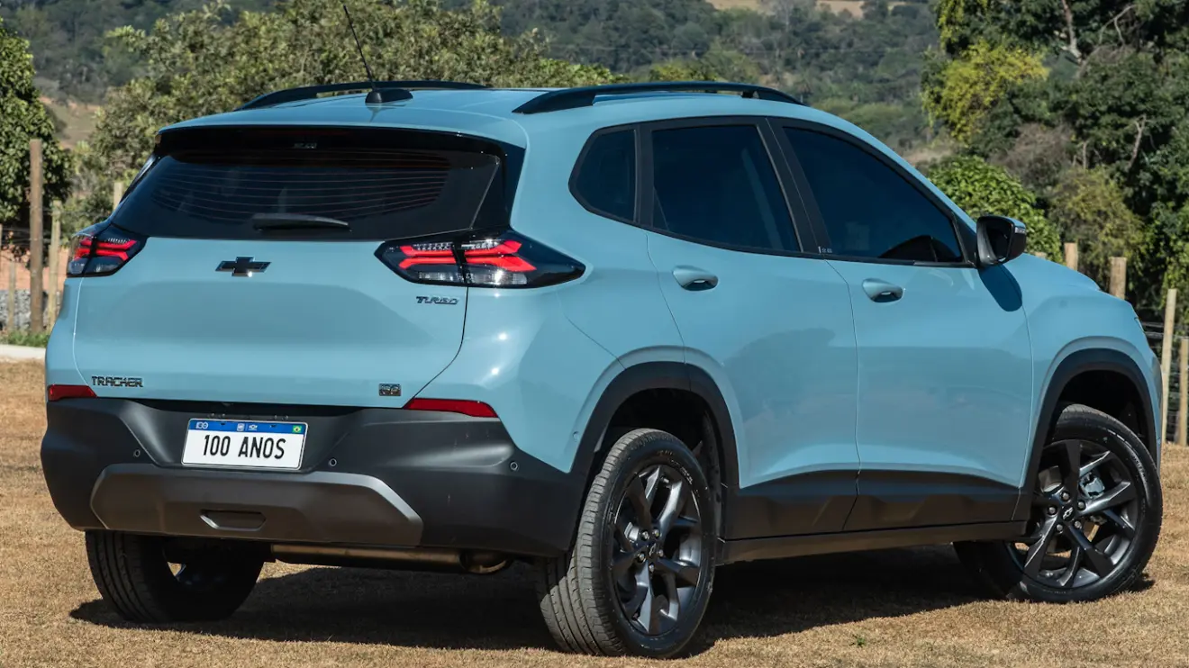Chevrolet Tracker 100 Anos azul visto de trás