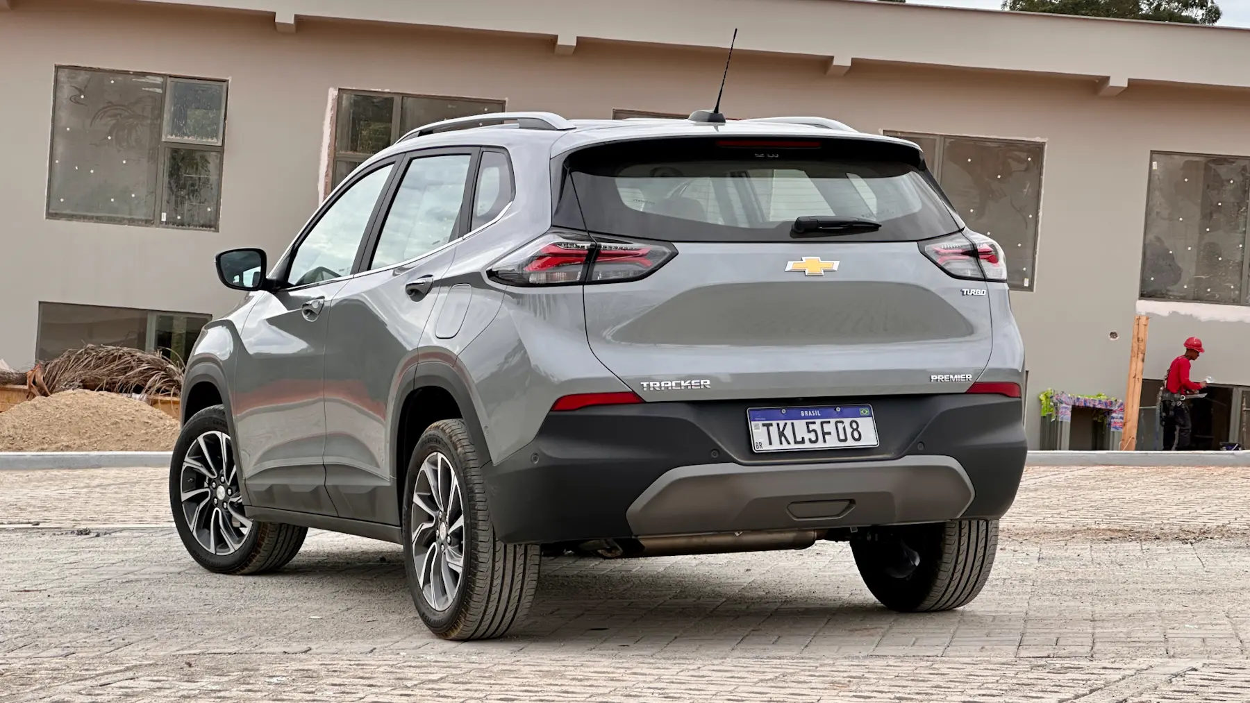 Chevrolet Tracker 2026 cinza parado de traseira