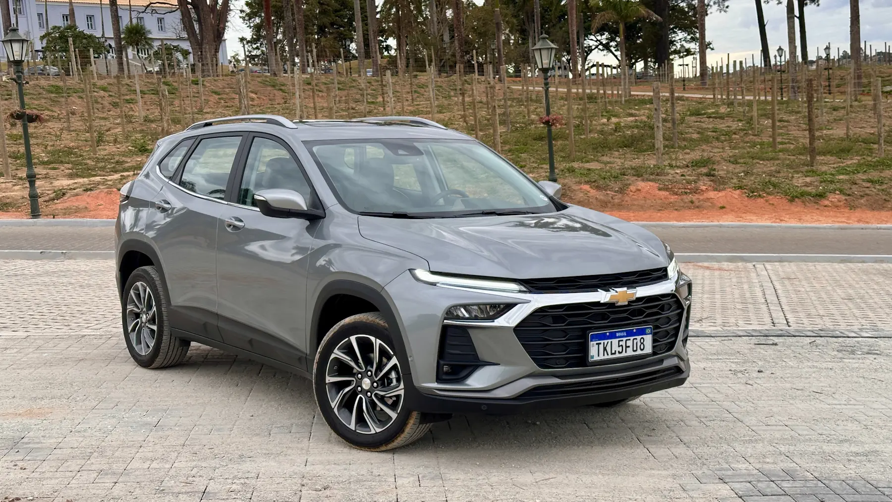 Chevrolet Tracker 2026 cinza parado de frente e visto do alto