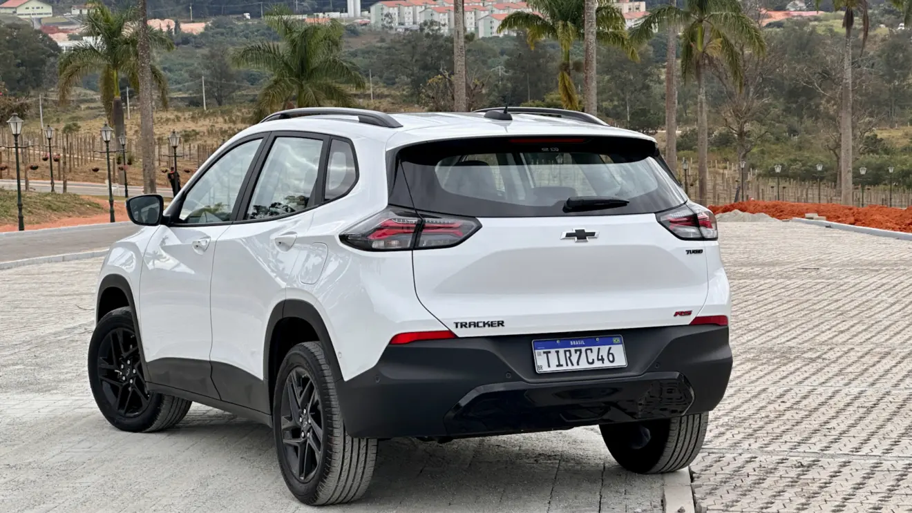Chevrolet Tracker RS branco parado de traseira