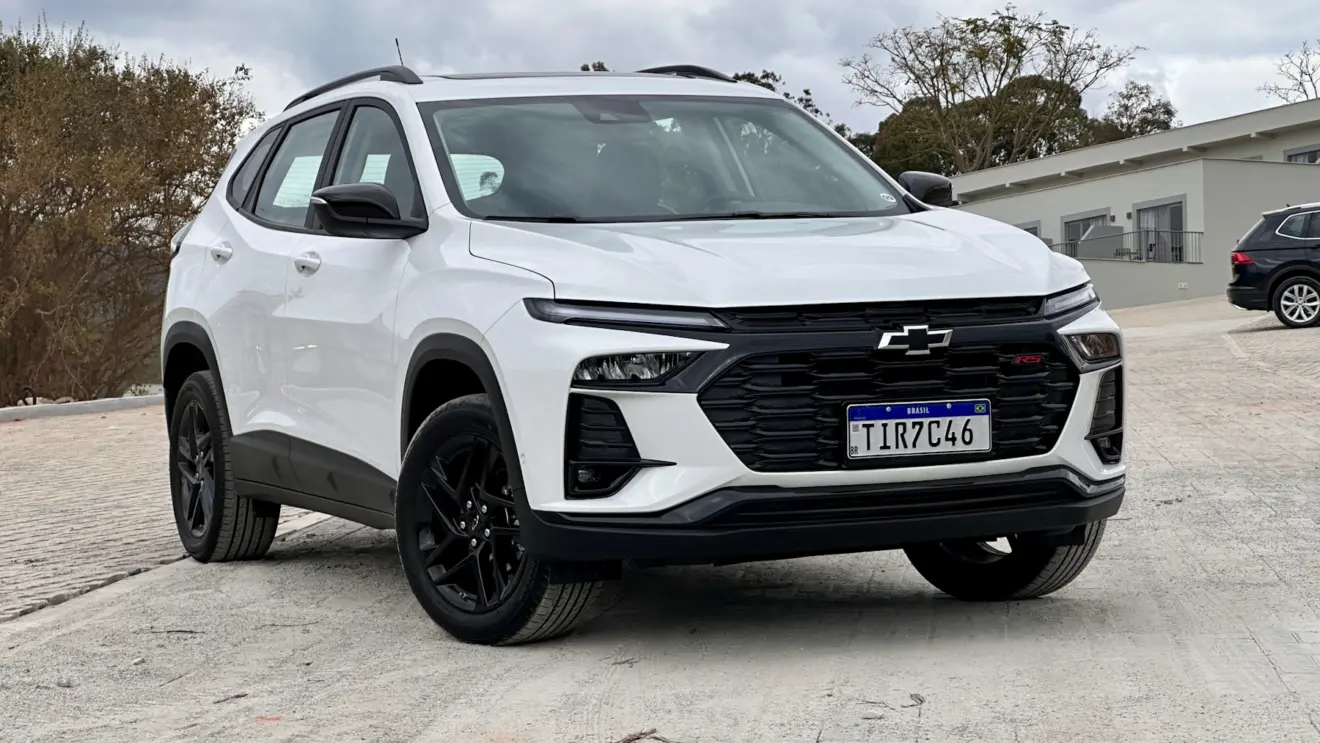 Chevrolet Tracker RS branco parado de frente