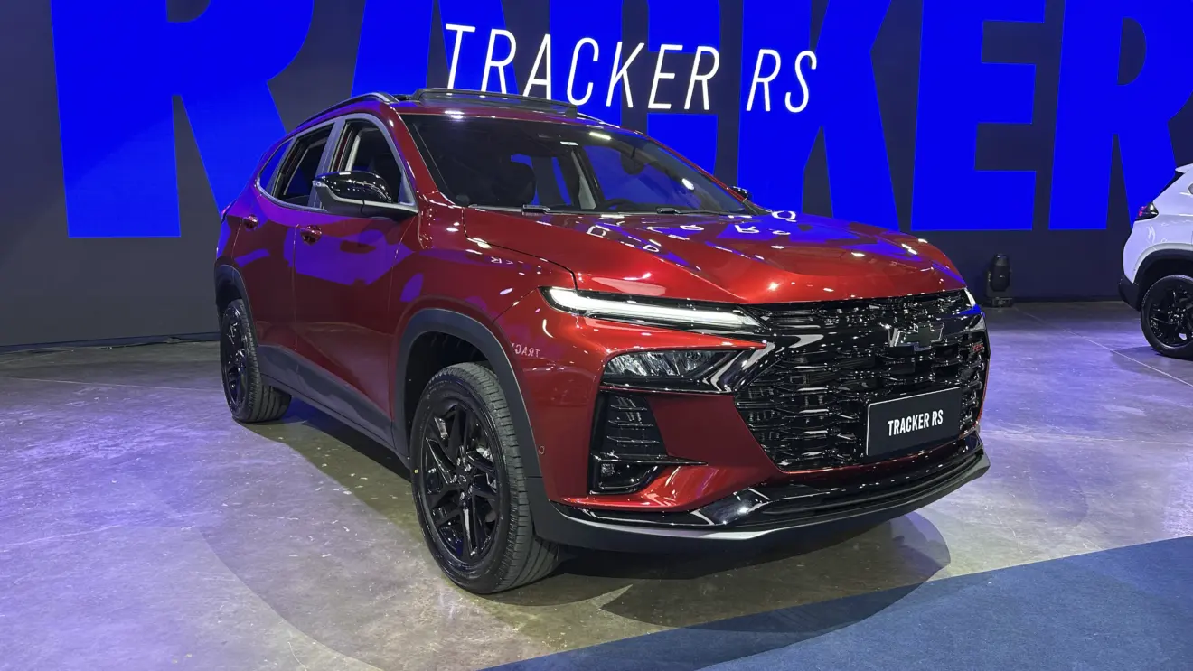 Chevrolet Tracker RS 2026 vermelho, visto de frente e com DRL's acesos