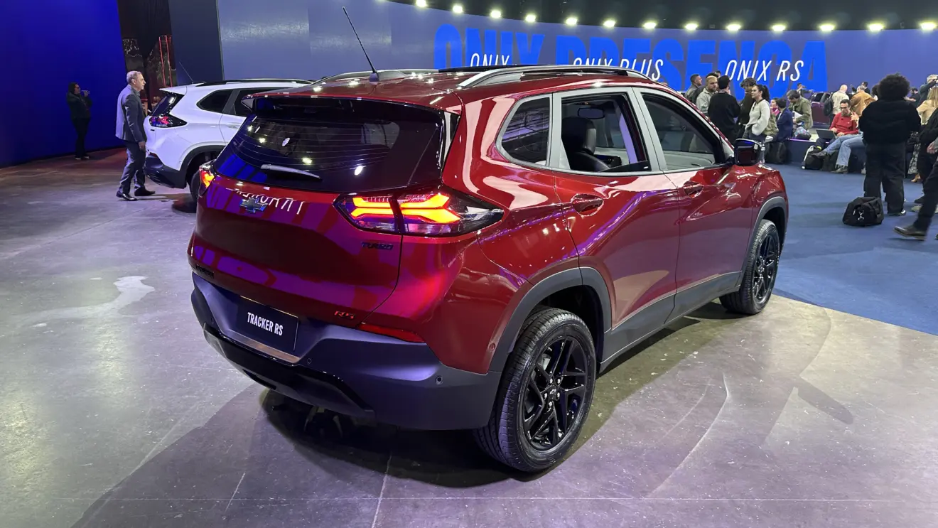 Chevrolet Tracker RS 2026 vermelho, visto de trás e com lanternas acesas