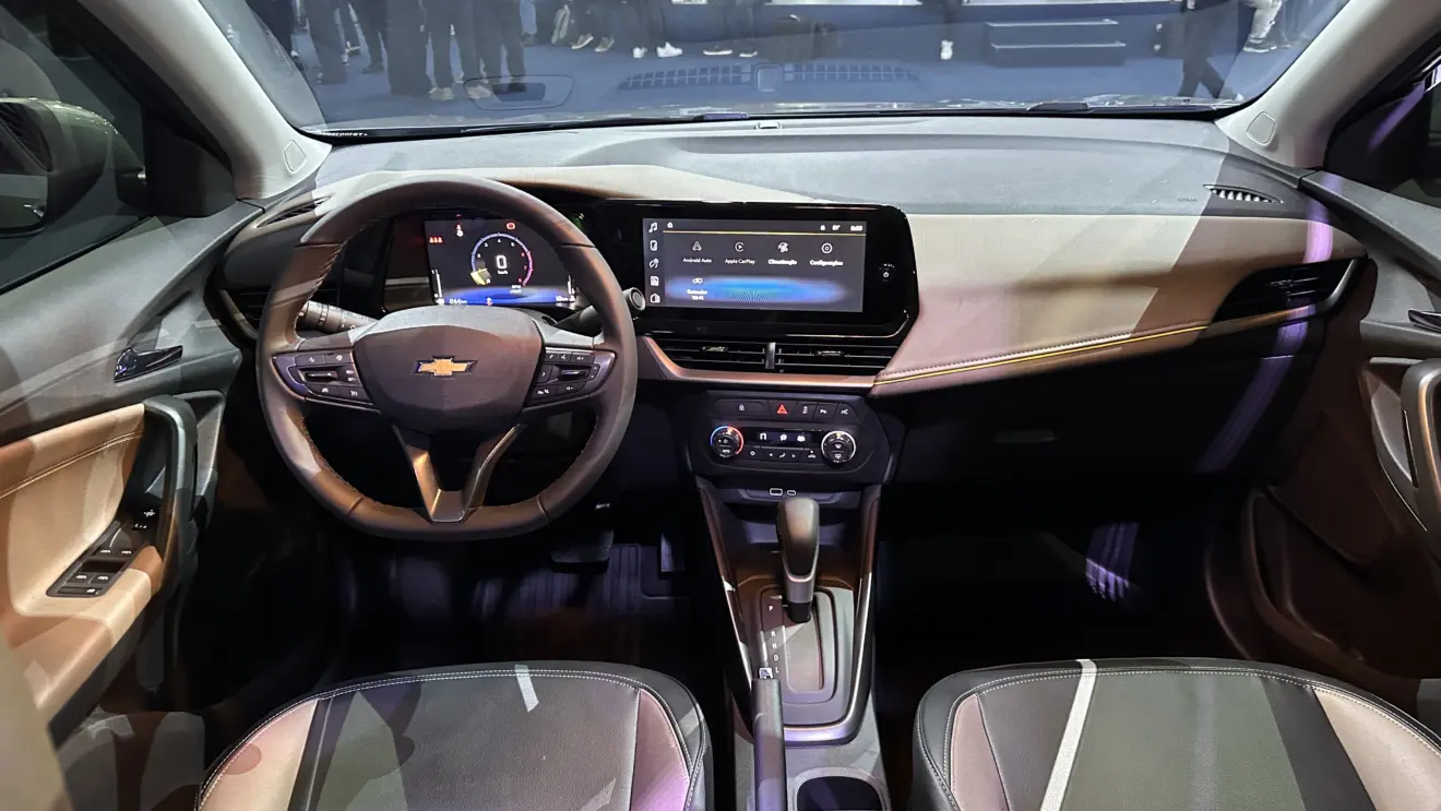 Interior dianteiro do Chevrolet Tracker 2026 com telas ligadas