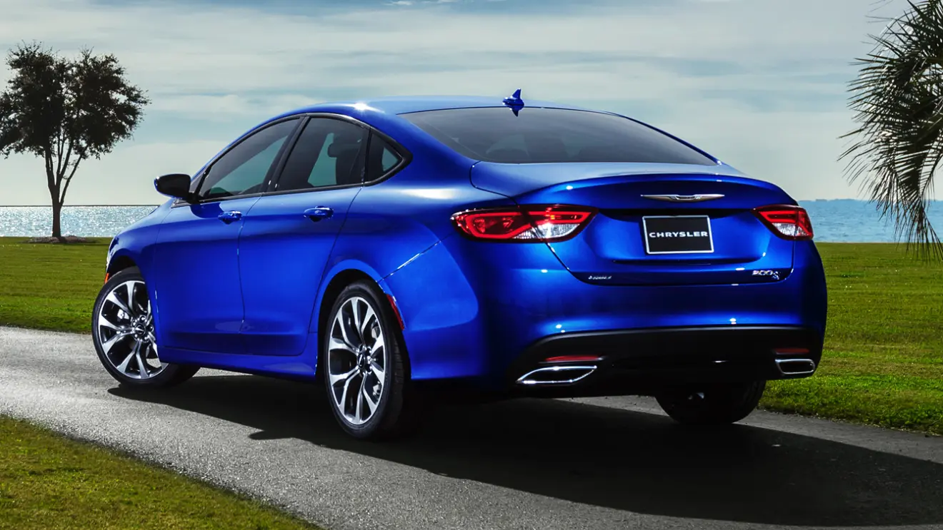 Chrysler 200 azul de traseira