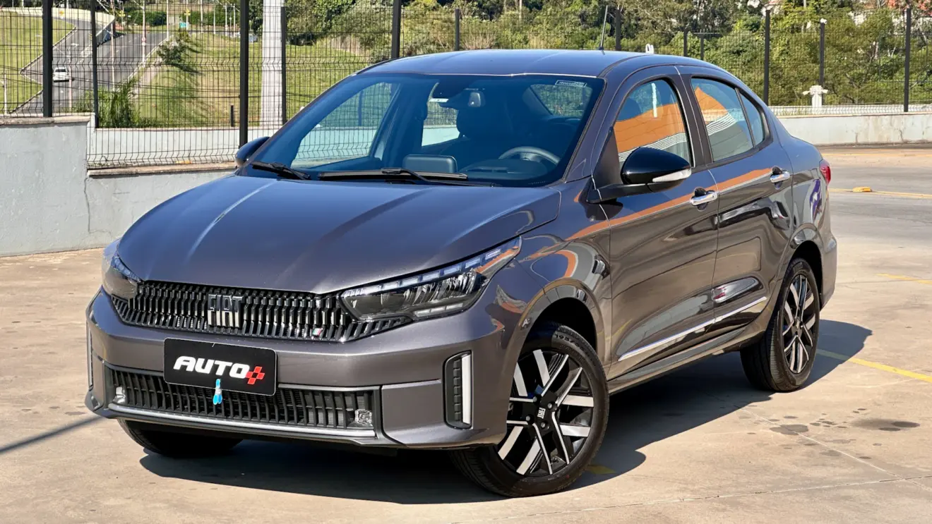 Fiat Cronos Precision cinza de frente