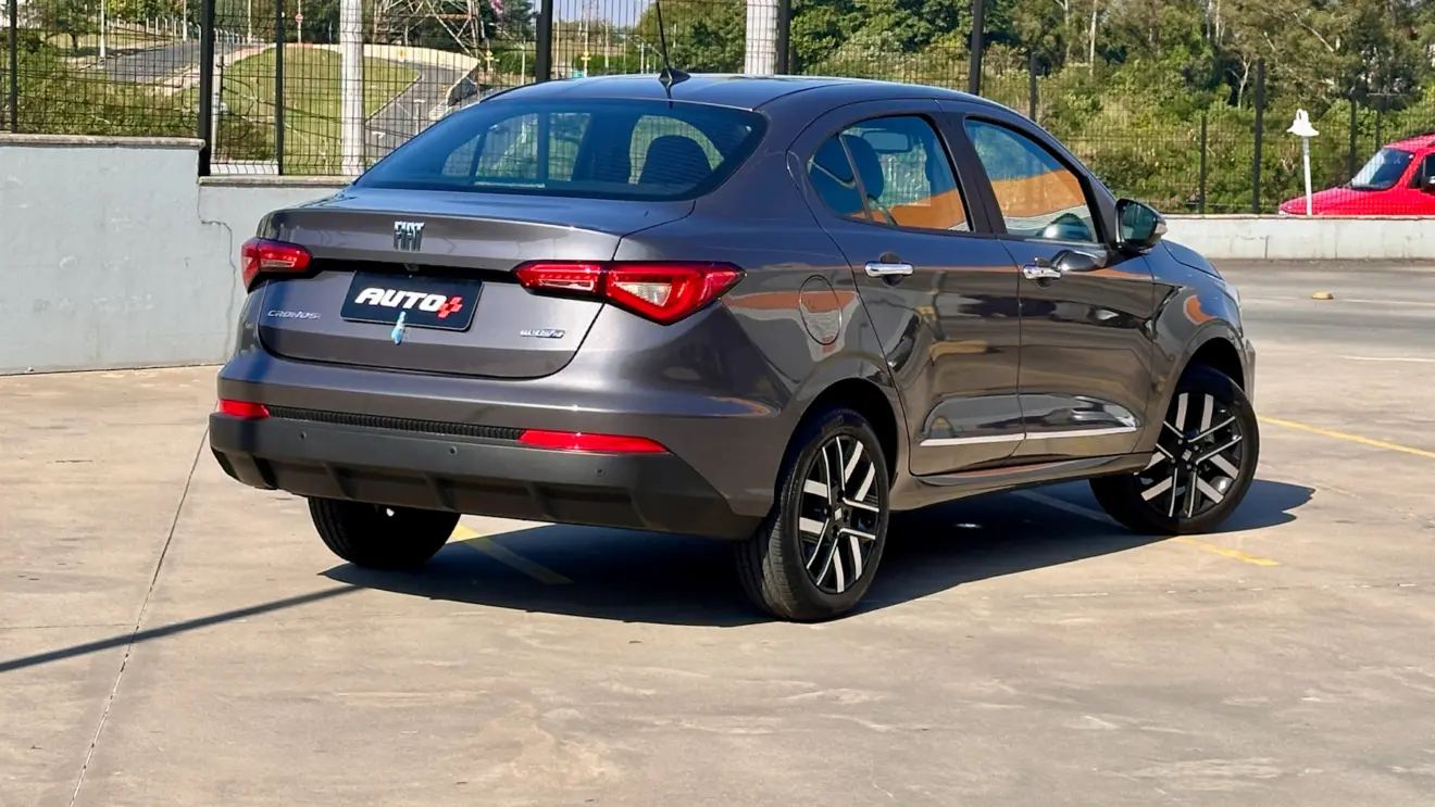 Fiat Cronos Precision cinza de traseira