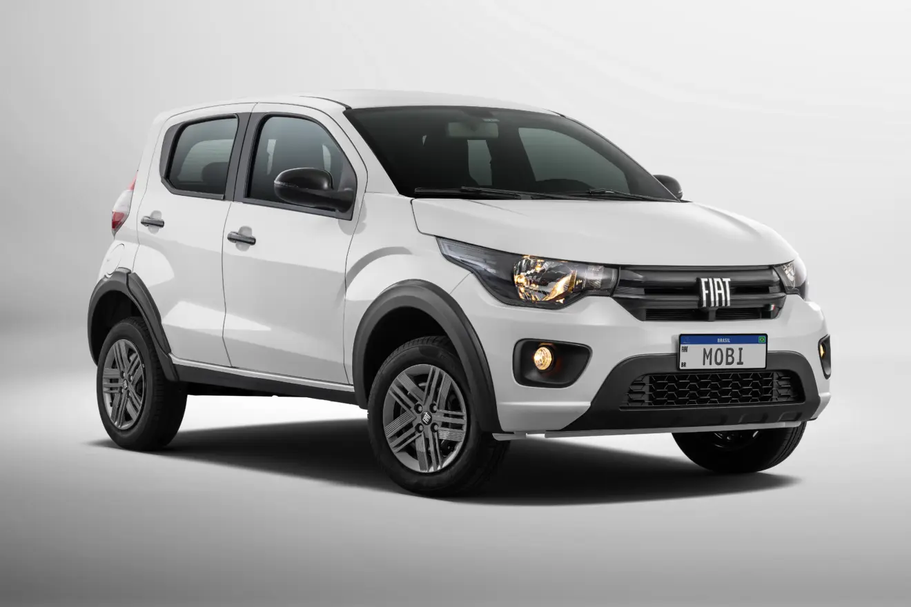 Fiat Mobi Like 2026 branco visto de frente e com faróis acesos