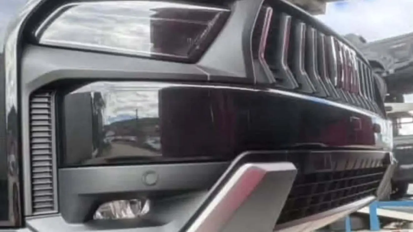 Detalhes da Fiat Toro reestilizada pintada de preto