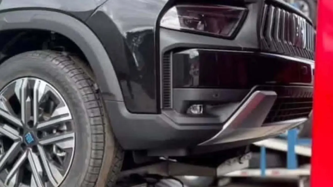 Detalhes da Fiat Toro reestilizada pintada de preto