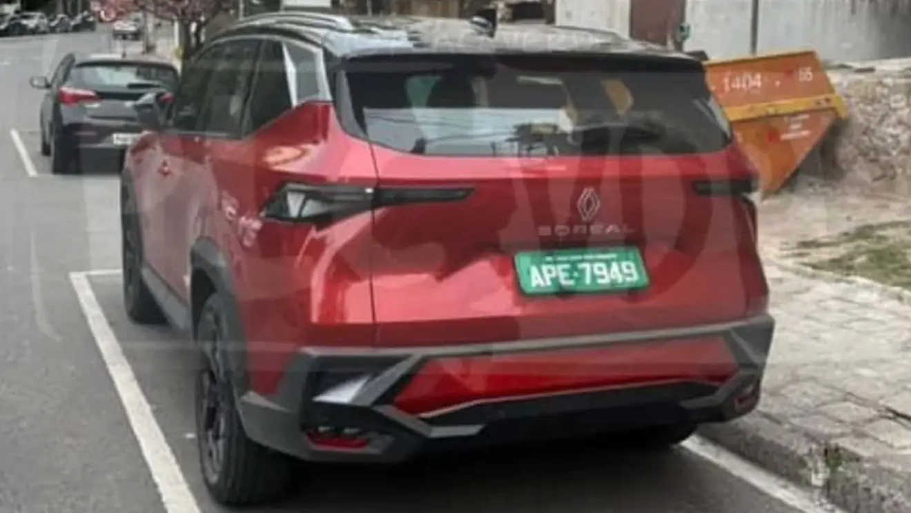 Protótipo do Renault Boreal visto de trás e pintado de vermelho