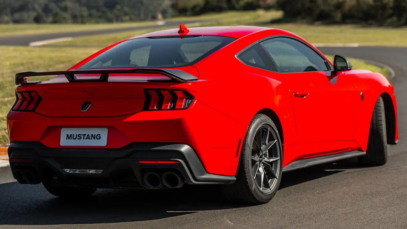 Ford Mustang Dark Horse vermelho visto de lado