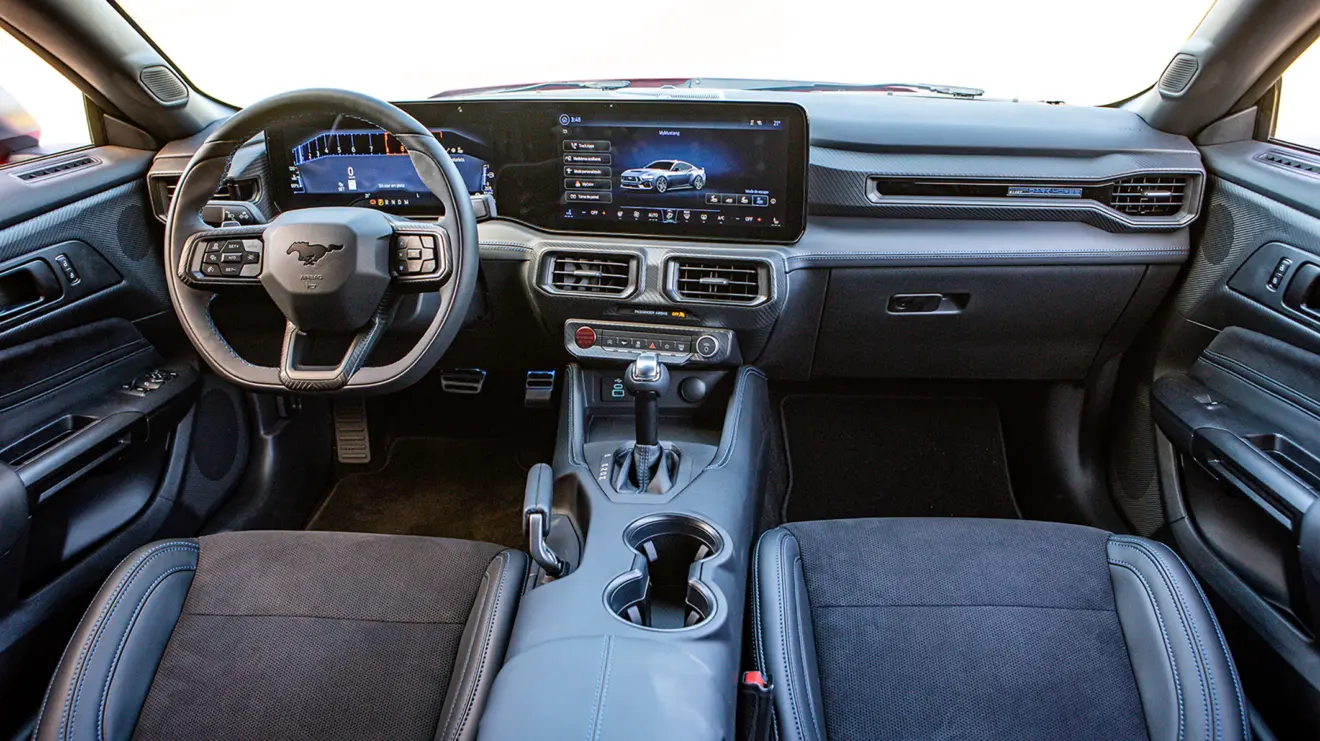 interior com telas ligadas do Ford Mustang Dark Horse