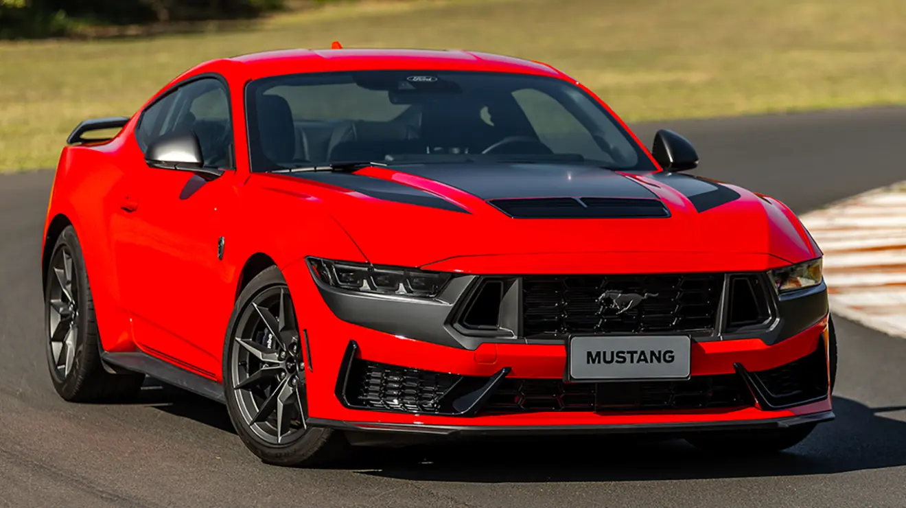 Ford Mustang Dark Horse veremelho visto lateralmente