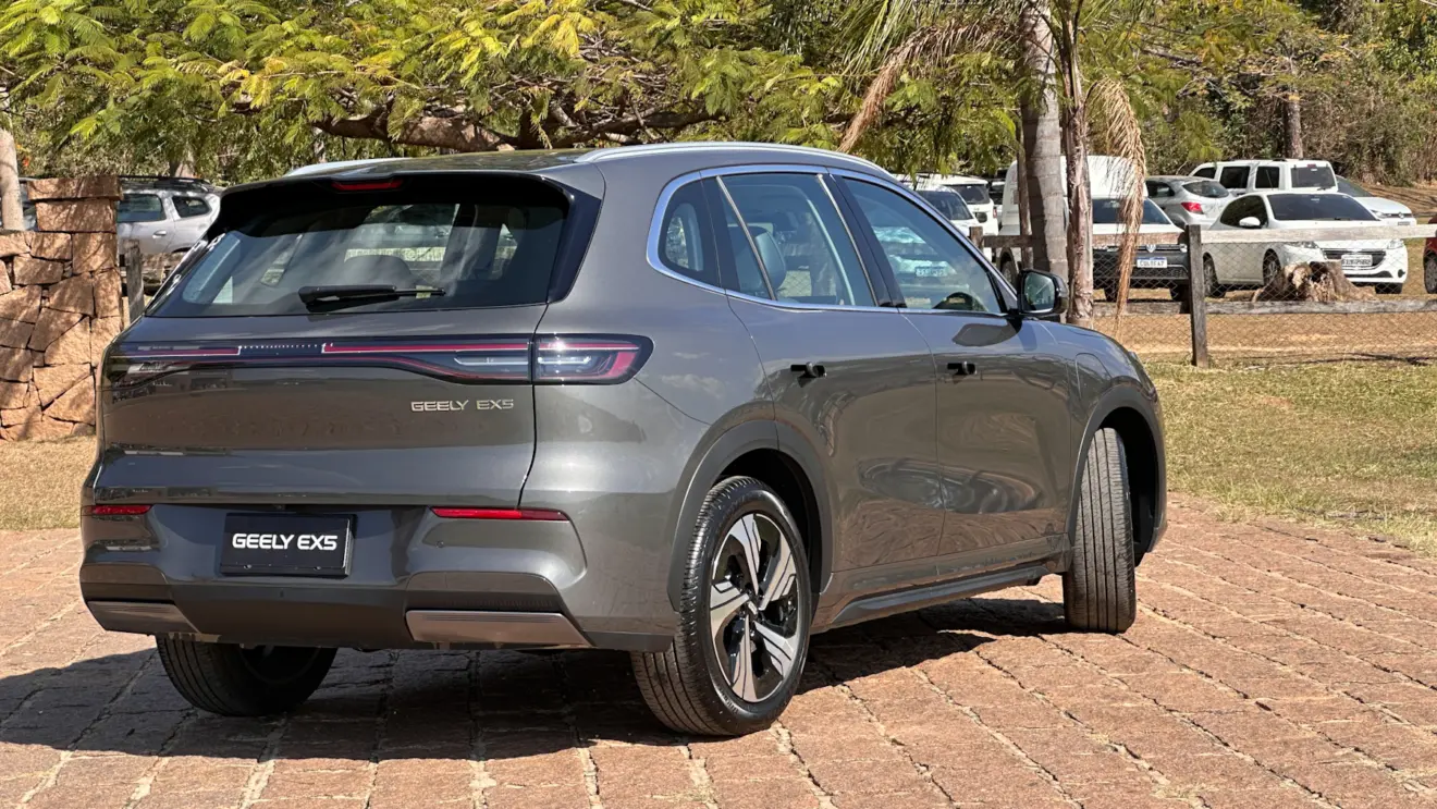 Geely EX5 cinza de traseira 